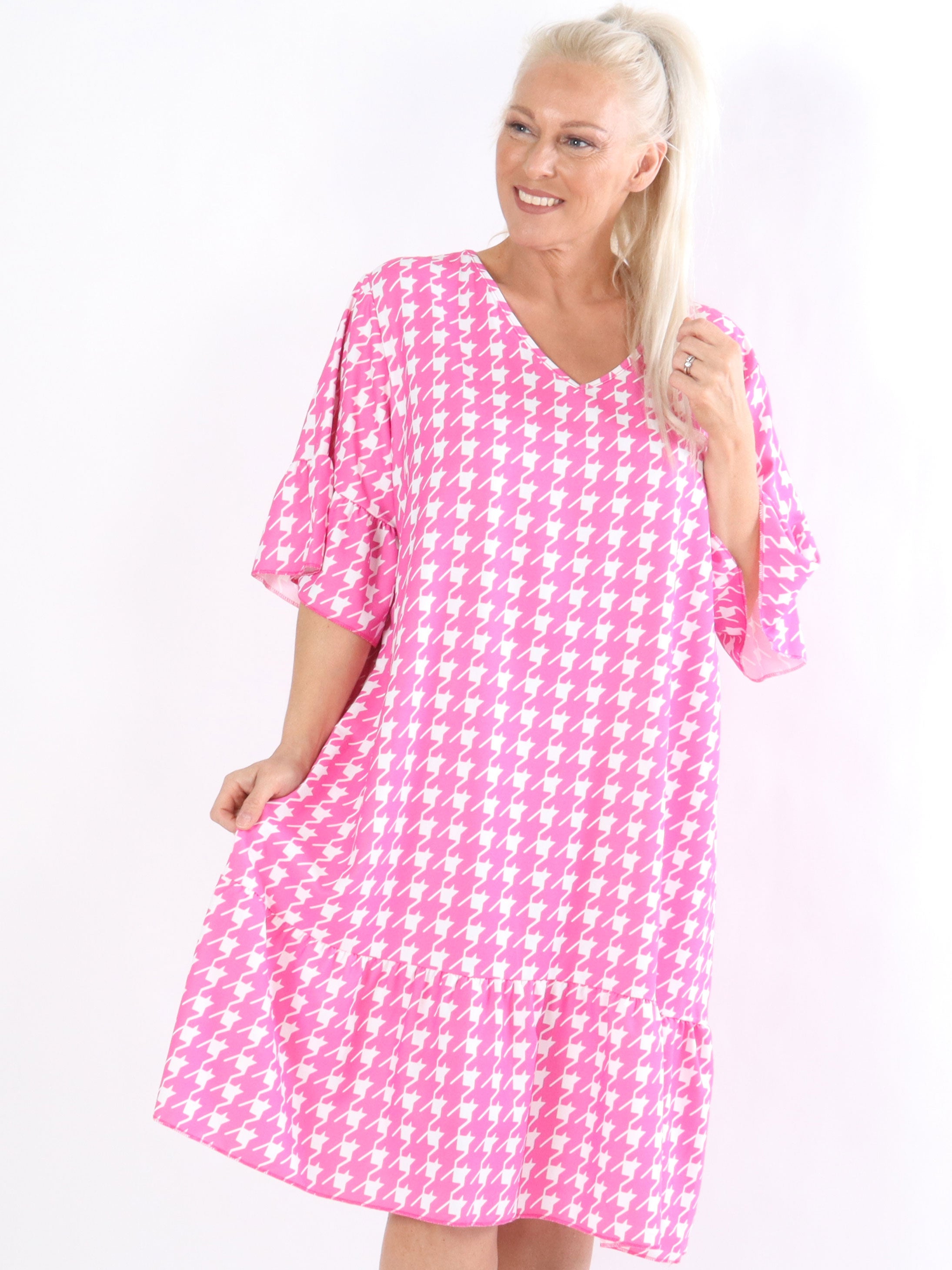 Samantha - Ternet kjole med flæsekant på ærmet